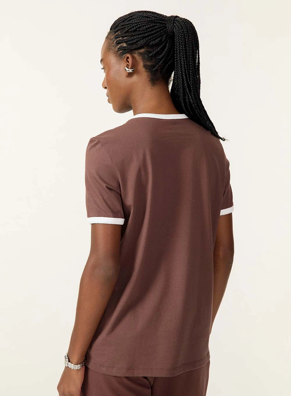 Camiseta Reta Com Estampa Frontal Marrom