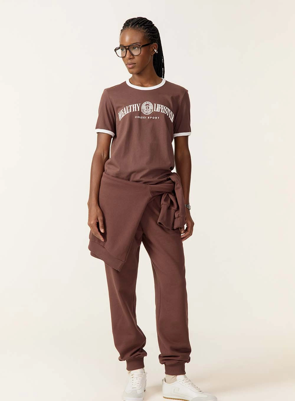 Camiseta Reta Com Estampa Frontal Marrom
