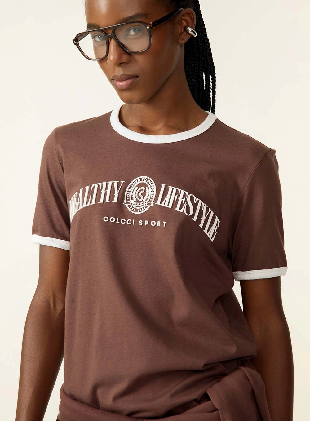 Camiseta Reta Com Estampa Frontal Marrom