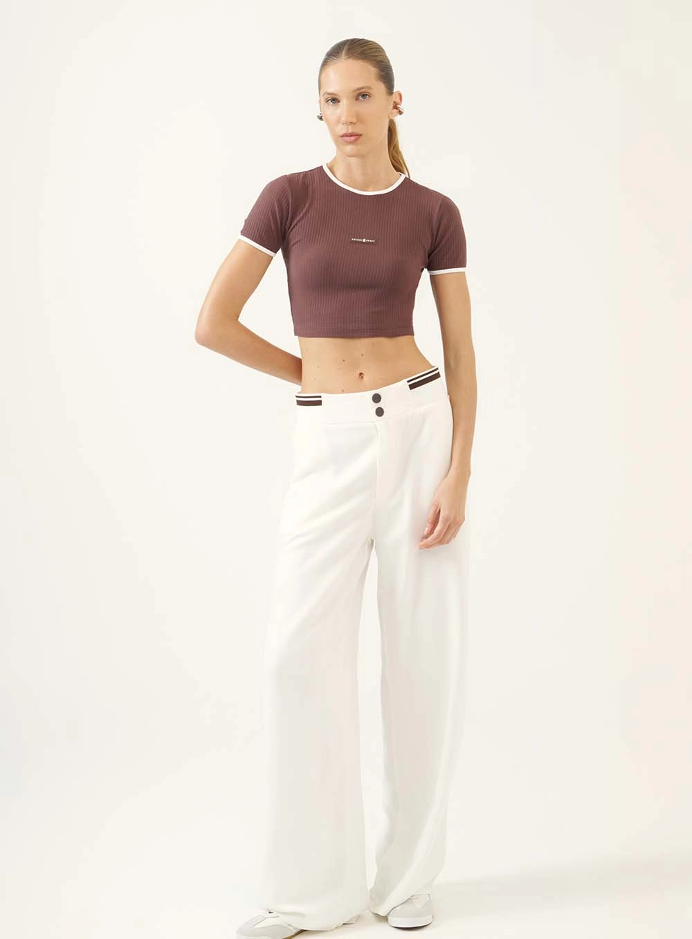 Blusa Cropped Ajustada Em Malha Canelada Marrom