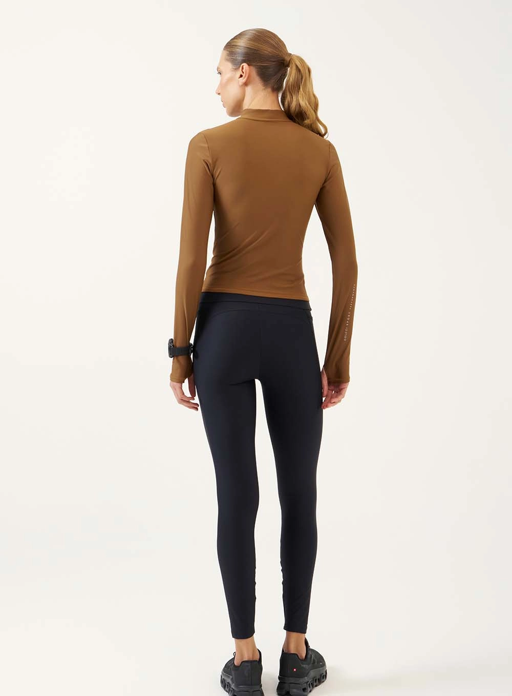 Blusa Esportiva Manga Longa Com Gola Alta E Zíper Marrom