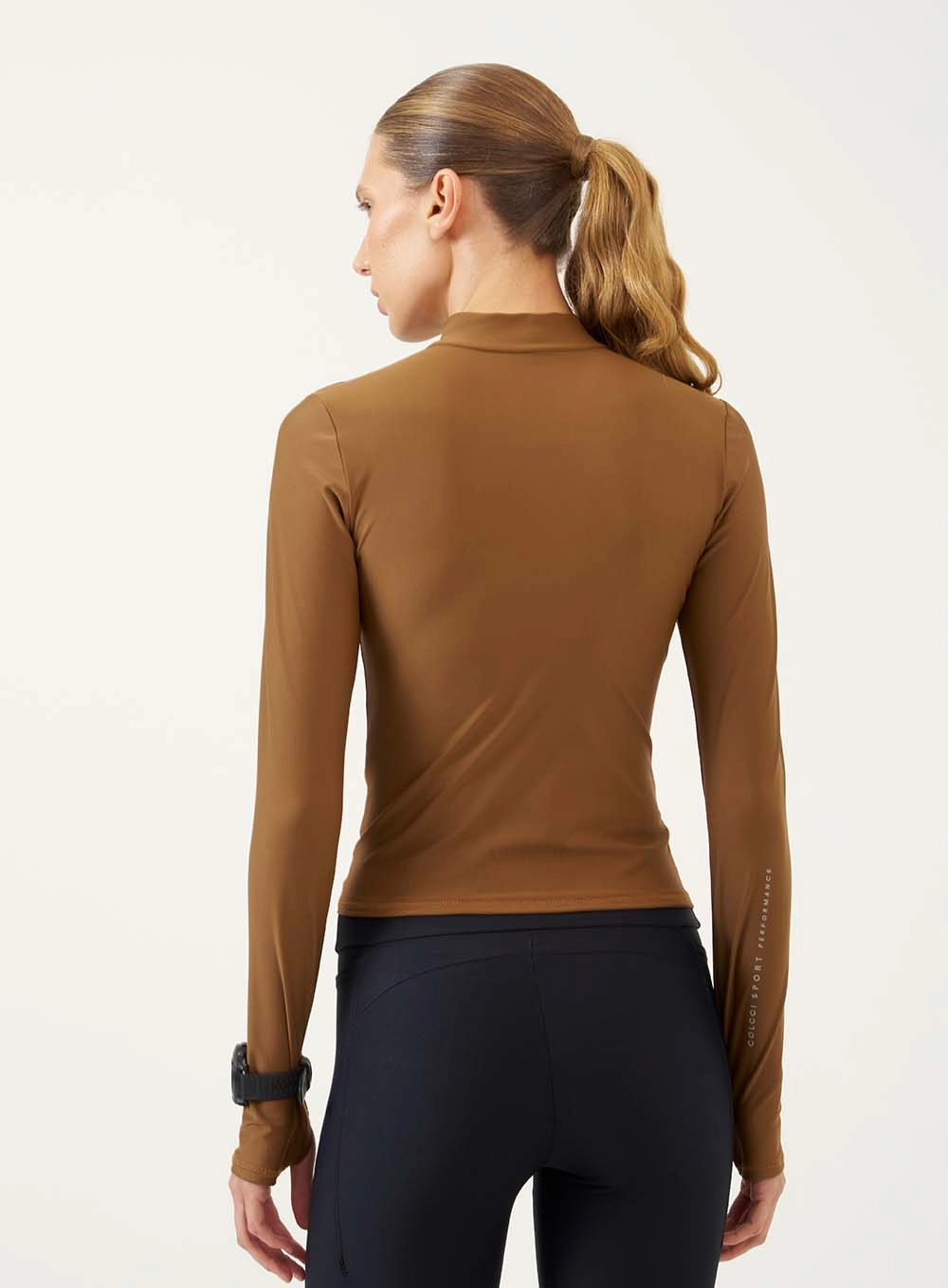 Blusa Esportiva Manga Longa Com Gola Alta E Zíper Marrom