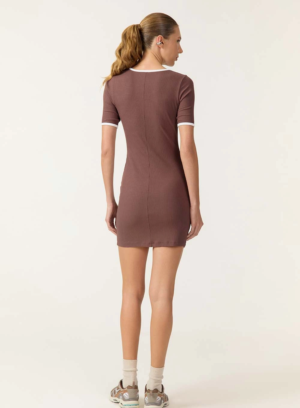Vestido Curto Tubinho Canelado Marrom