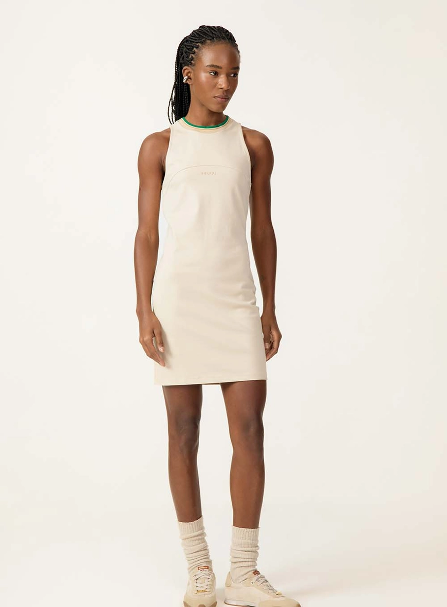 Vestido Curto Esportivo Gola Retilínea