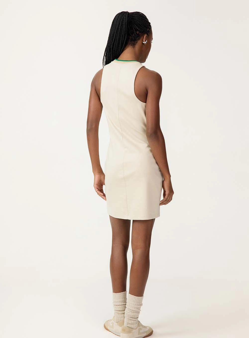 Vestido Curto Esportivo Gola Retilínea Bege