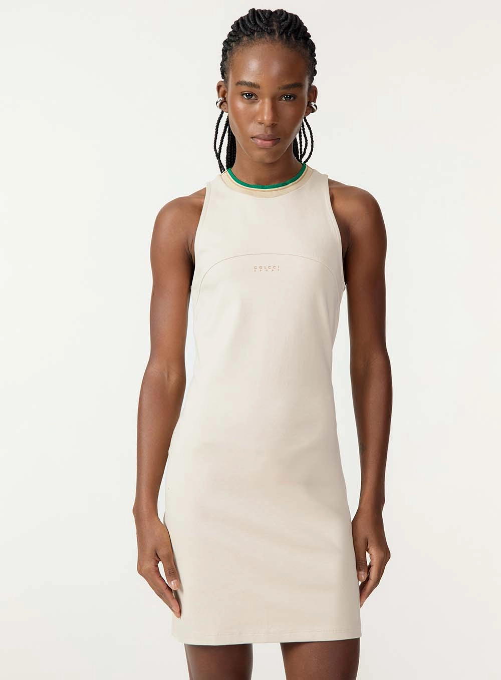 Vestido Curto Esportivo Gola Retilínea Bege