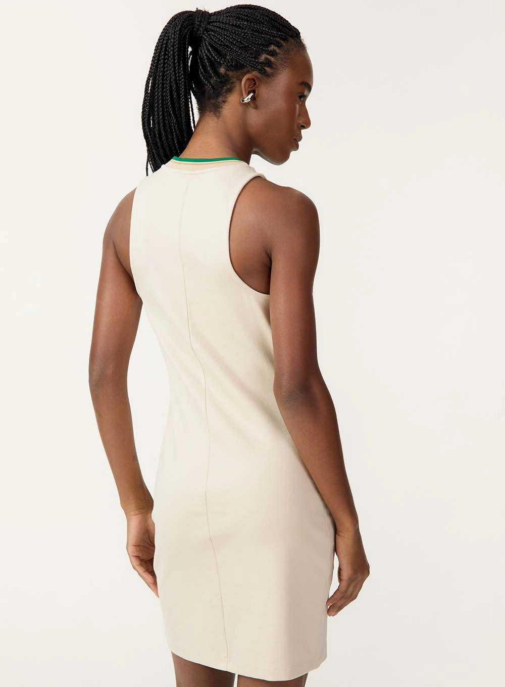 Vestido Curto Esportivo Gola Retilínea Bege