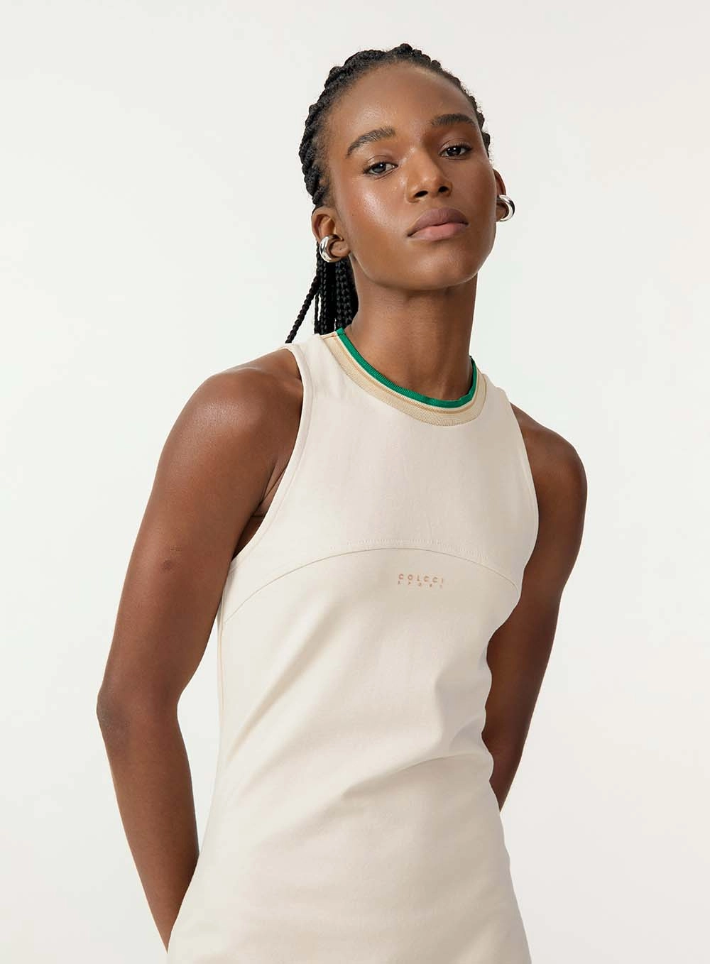 Vestido Curto Esportivo Gola Retilínea Bege