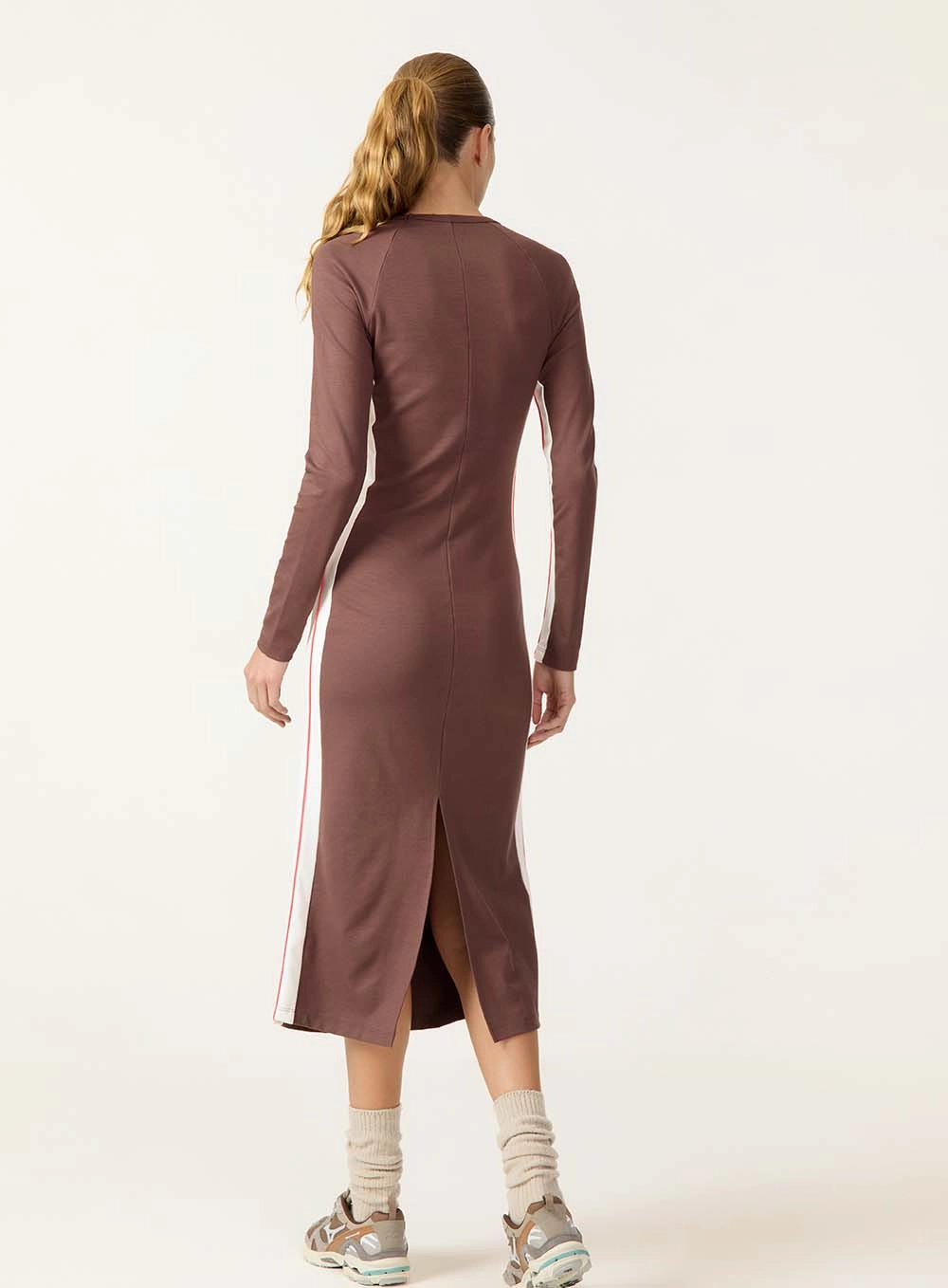 Vestido Midi Com Listras Laterais Contrastantes Marrom