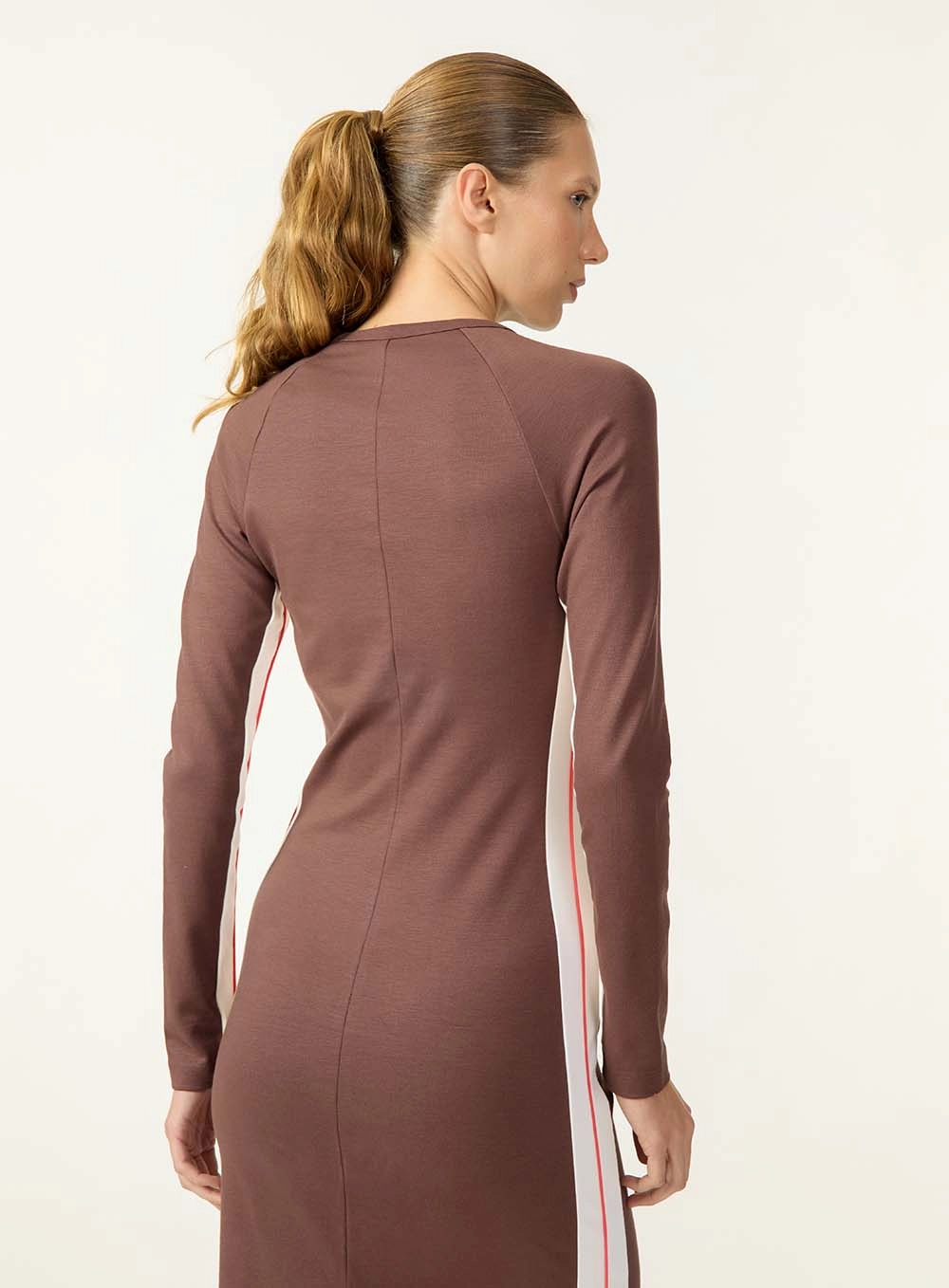 Vestido Midi Com Listras Laterais Contrastantes Marrom
