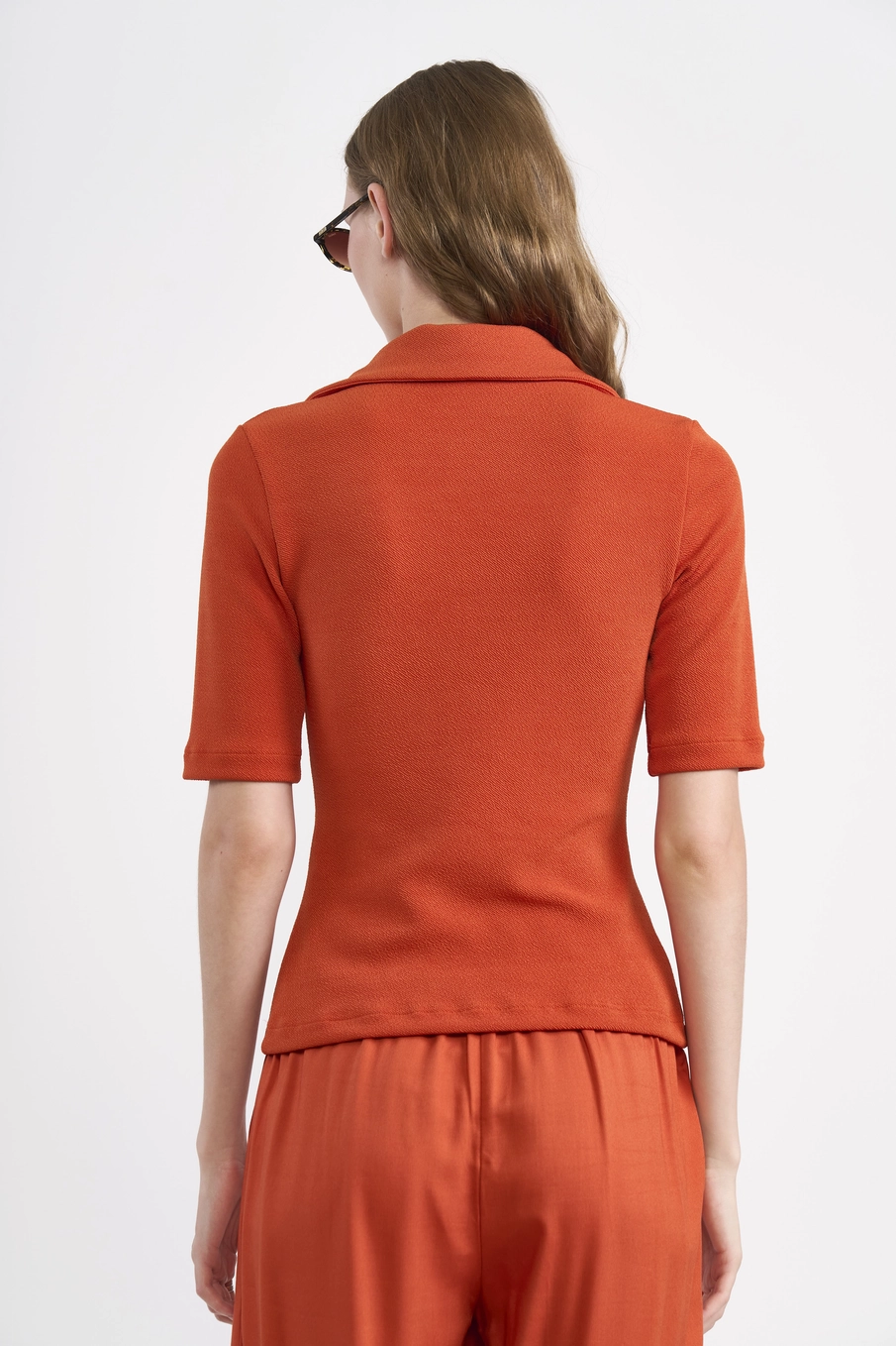 Blusa Polo Com Decote V Em Malha Texturizada Laranja