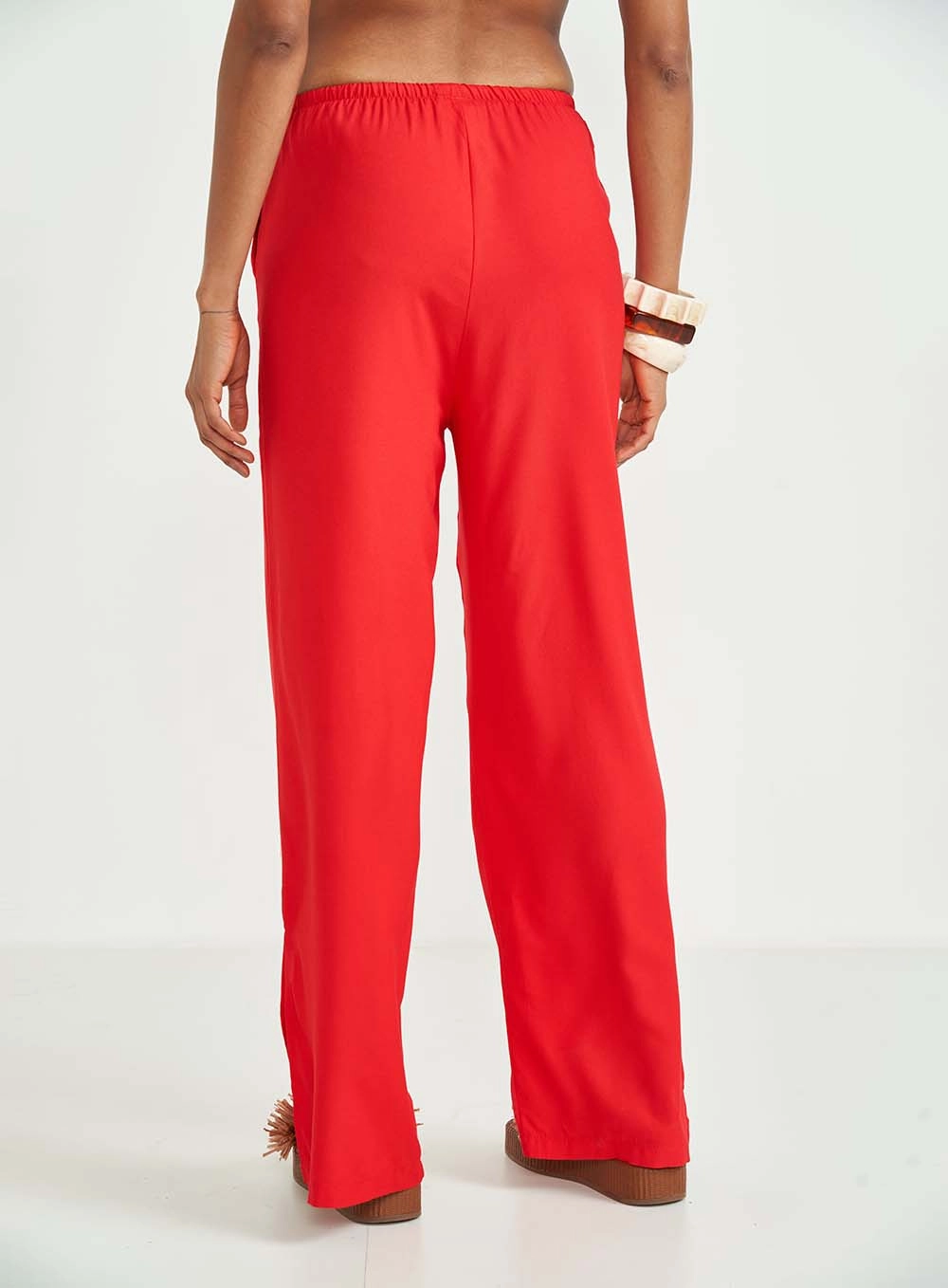 Calça Comfort Com Amarração E Detalhe Na Barra Vermelho