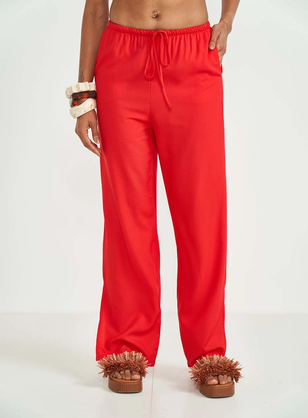 Calça Comfort Com Amarração E Detalhe Na Barra Vermelho