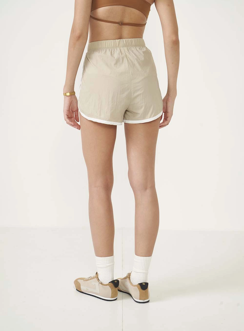 Short Feminino Midi Com Bolso Faca Bege