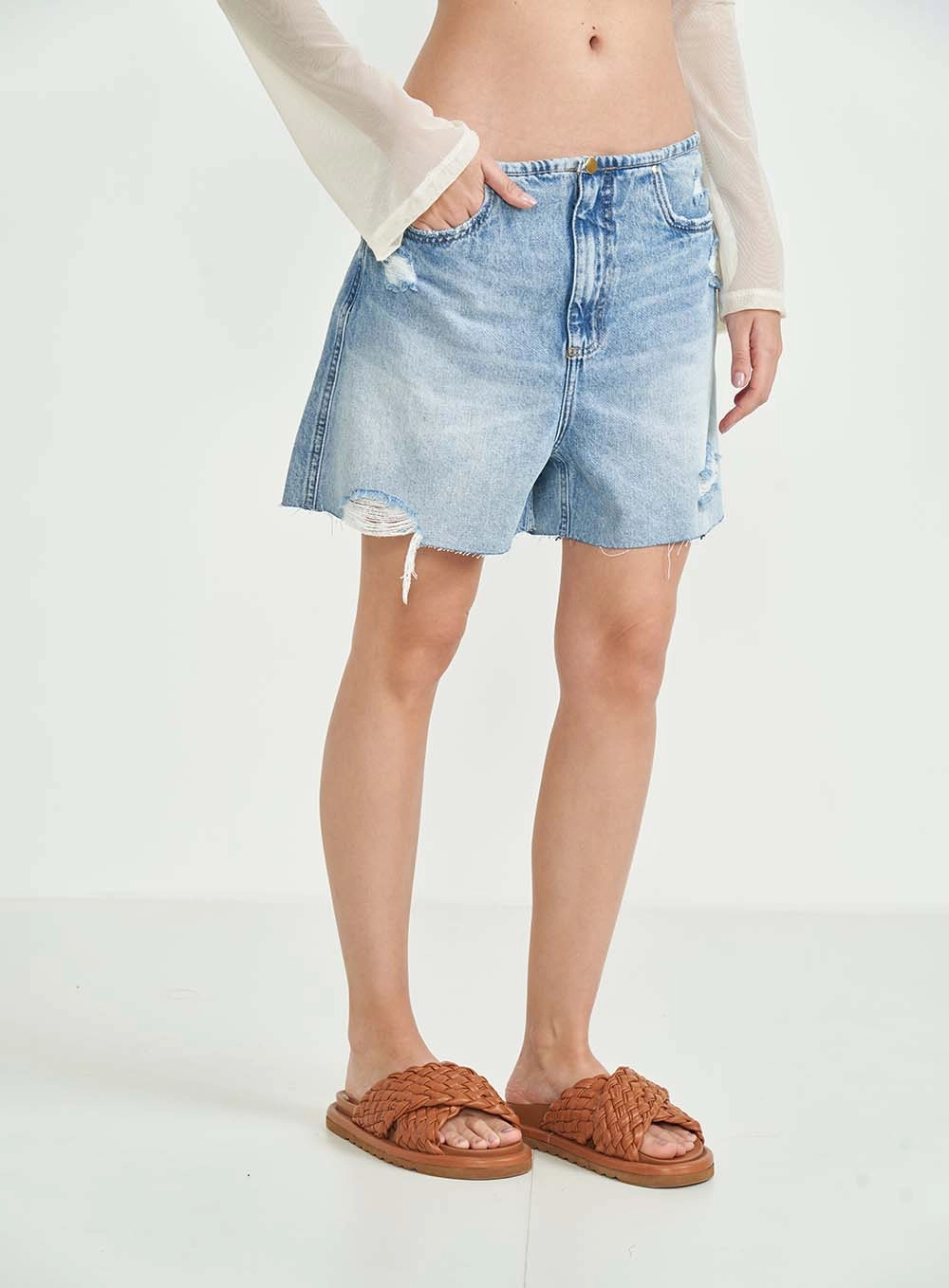 Short Jeans Com Destalhes Rasgados - Jade Índigo