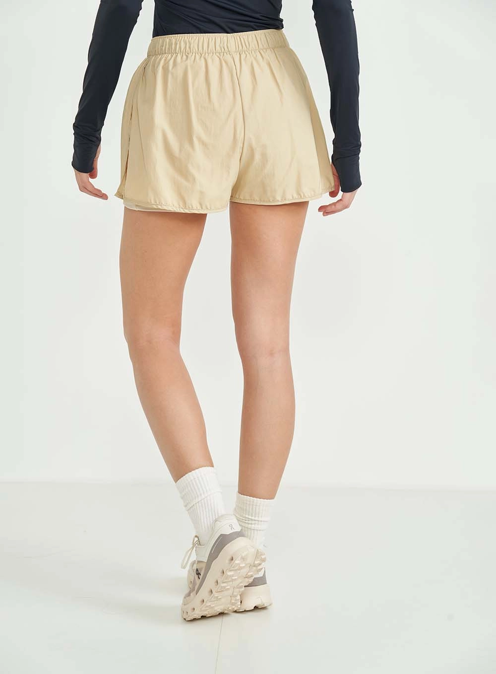 Short Comfort Nylon Com Recortes Bege