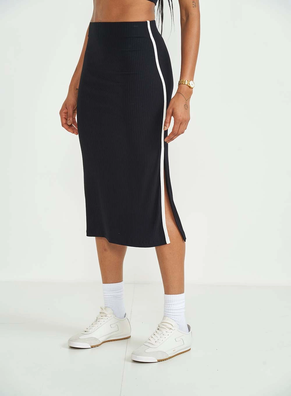 Saia Midi Comfort Canelada Com Abertura Lateral Preto
