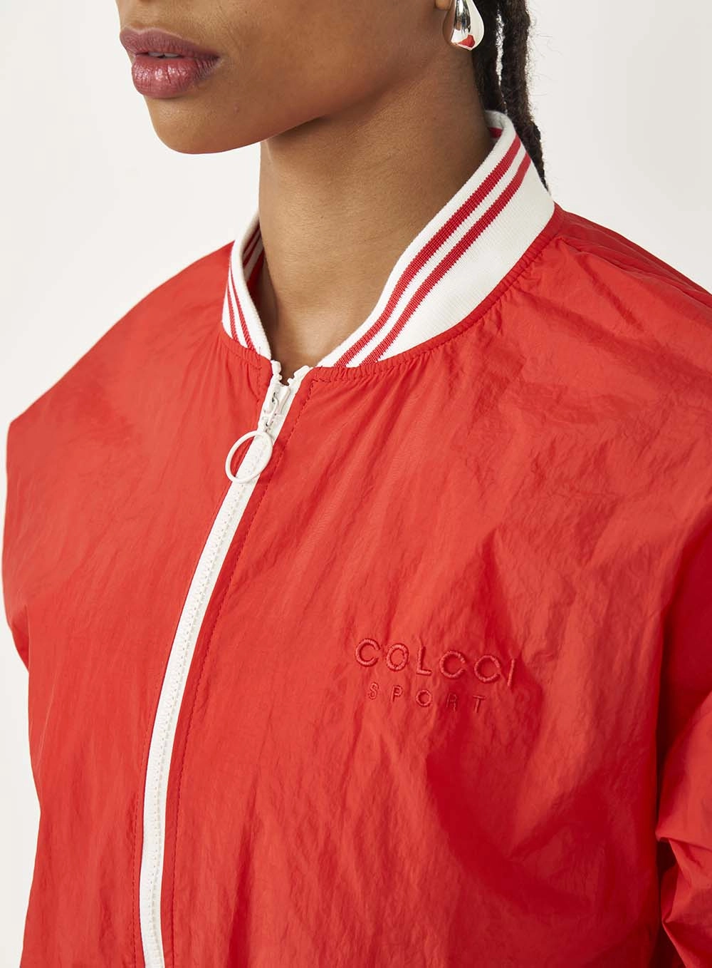 Jaqueta Loose Nylon Com Detalhes Na Manga E Gola Vermelho