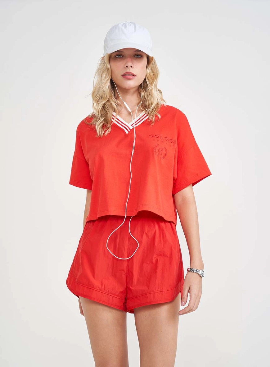 Camiseta Loose Curta Com Detalhe Na Gola