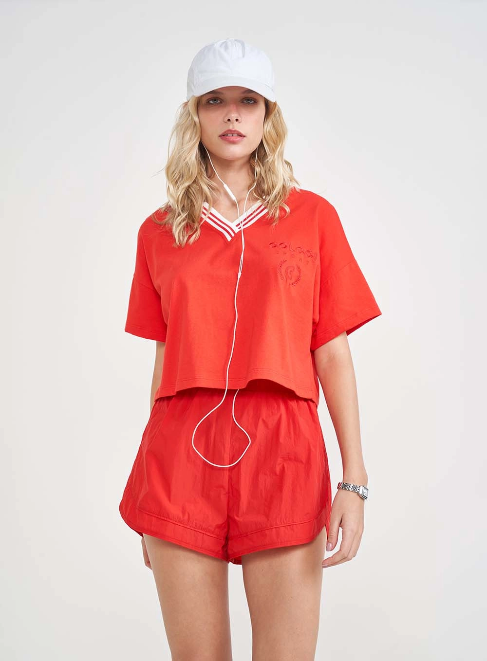 Camiseta Loose Curta Com Detalhe Na Gola Vermelho