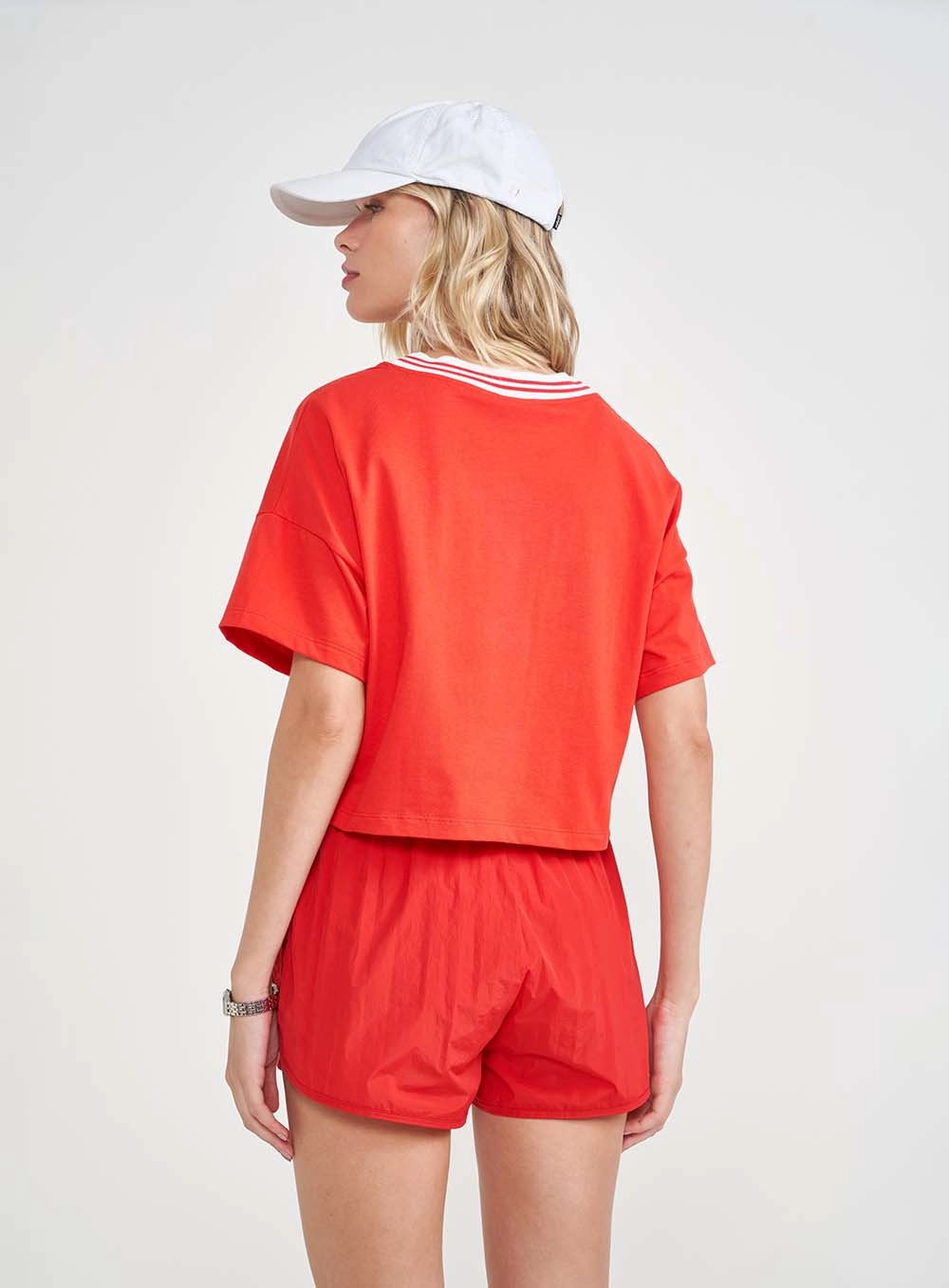 Camiseta Loose Curta Com Detalhe Na Gola Vermelho