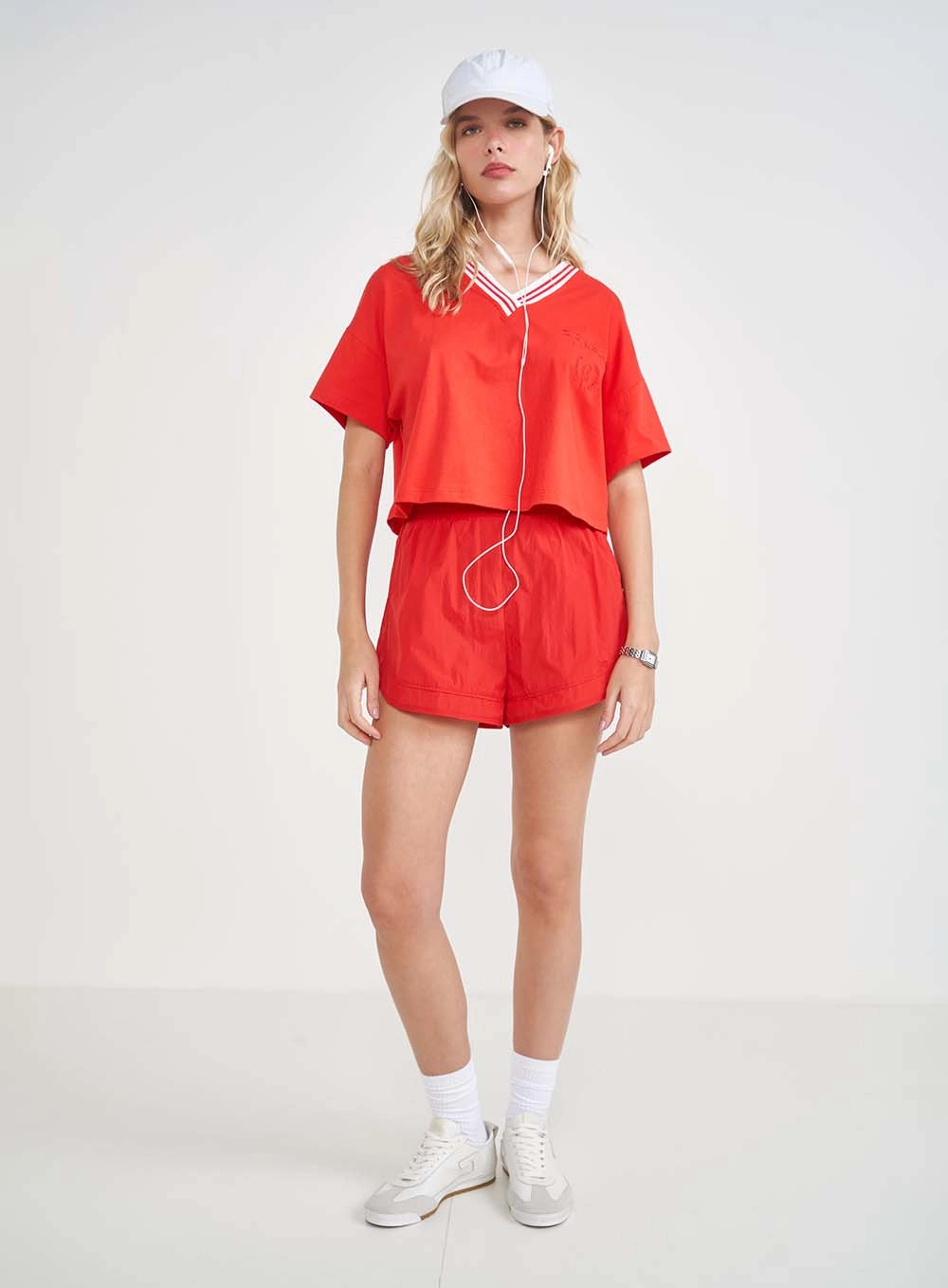 Camiseta Loose Curta Com Detalhe Na Gola Vermelho