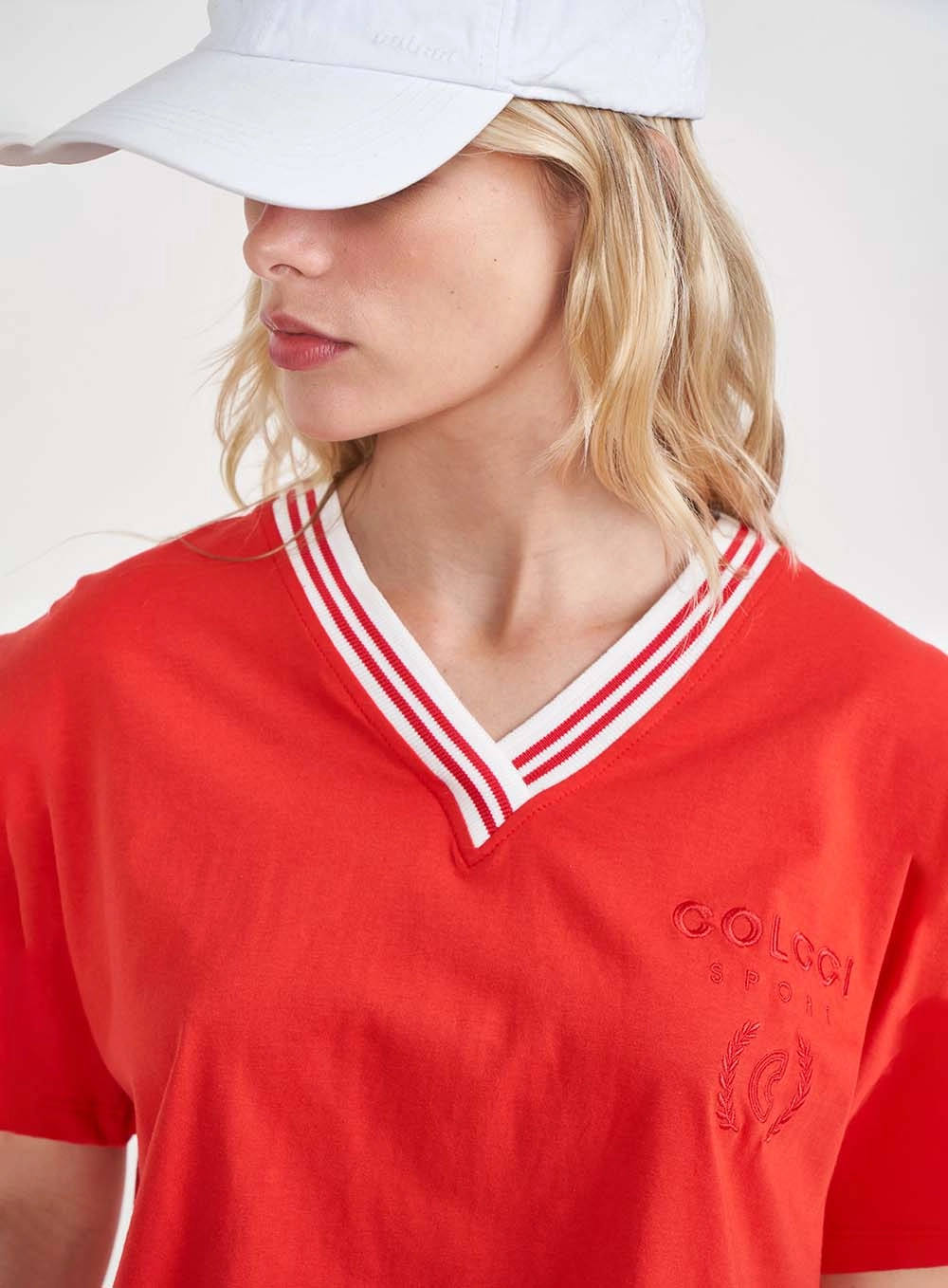 Camiseta Loose Curta Com Detalhe Na Gola Vermelho