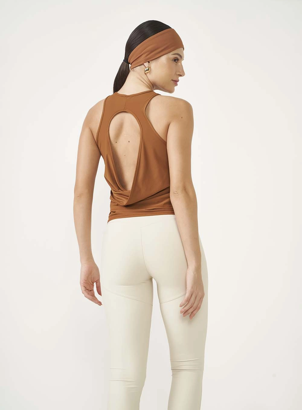 Regata Comfort Fit Com Abertura Nas Costas Marrom