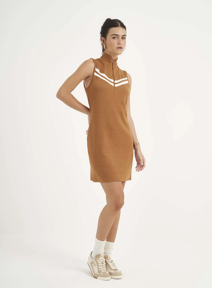 Vestido Curto Slim Reto Com Gola Alta