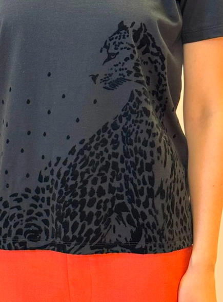 Camiseta Feminina Com Detalhe Em Estampa