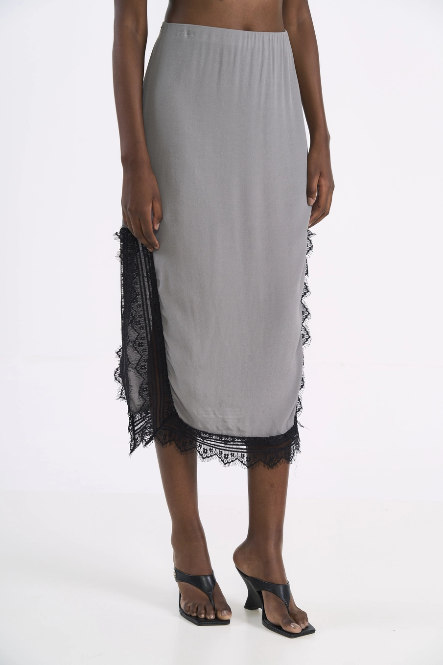 Saia Midi Slip Renda Cinza