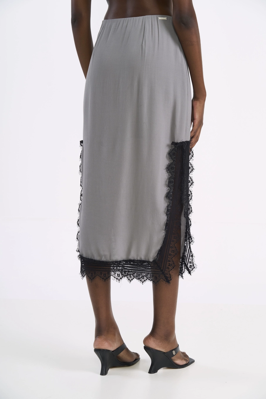 Saia Midi Slip Renda Cinza