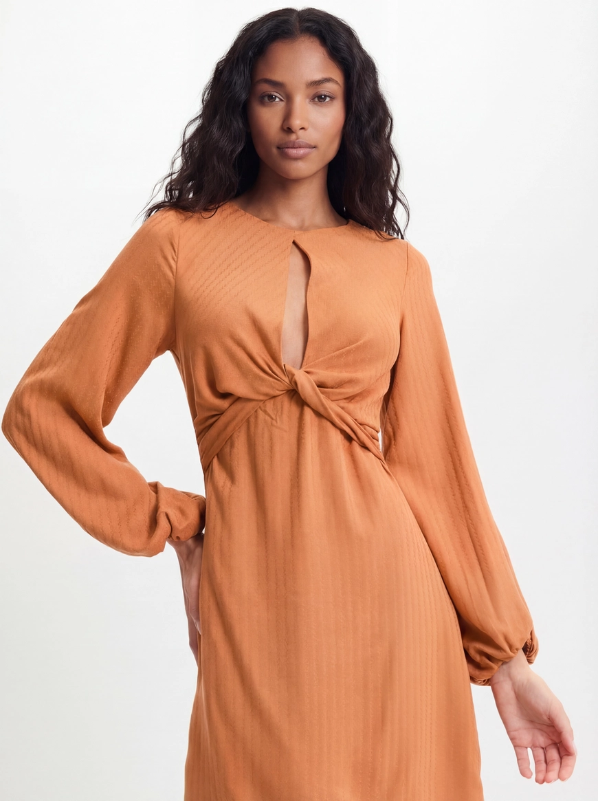 Vestido Curto Evasê Manga Longa Bege 4