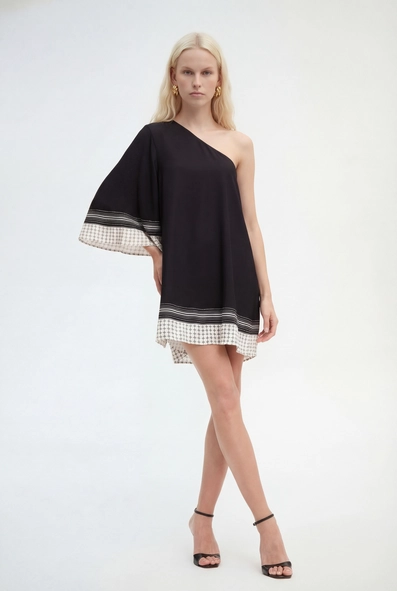 Vestido Curto Evasê Um Ombro