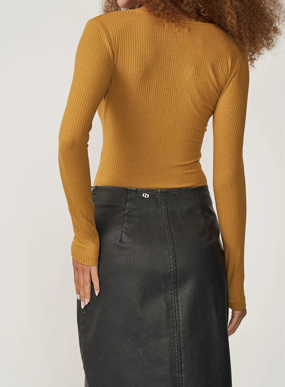 Blusa Slim Viscose Canelada Decote V Manga Longa Marrom Ebbela