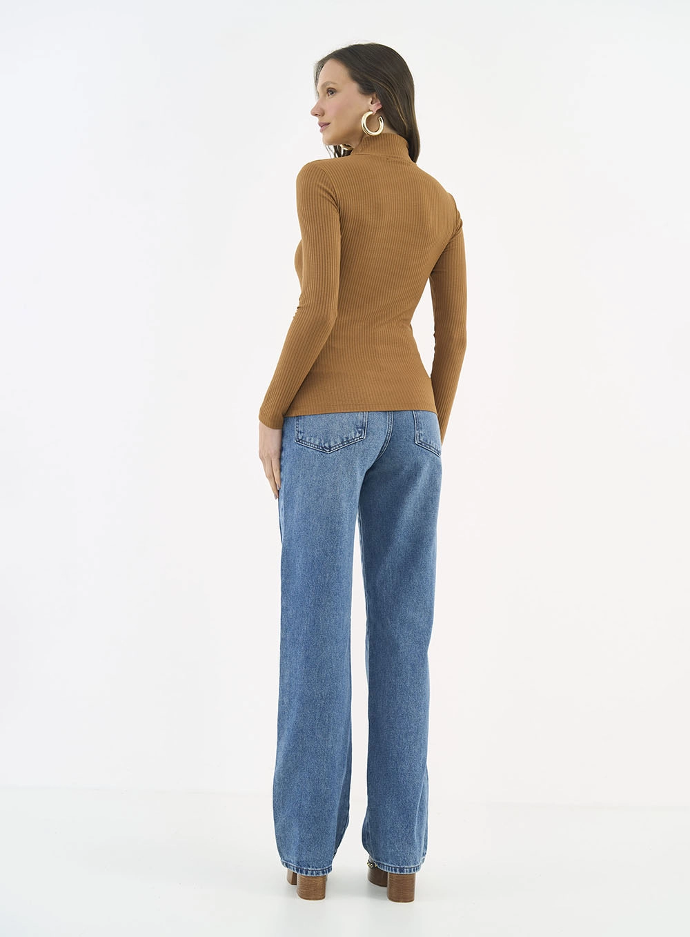Blusa Slim Viscose Canelada Gola Alta Manga Longa Marrom Evermore