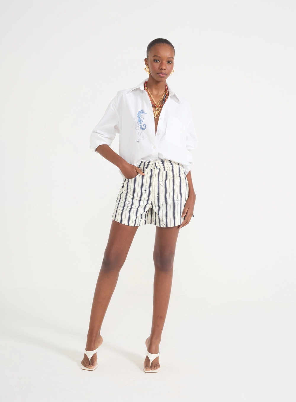 Camisa Feminina Com Estampa E Bolso Off Shell