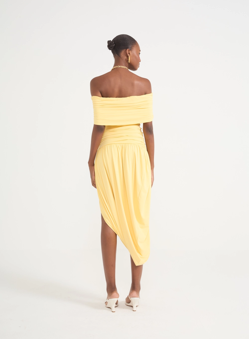 Vestido Ombro A Ombro Com Franzidos E Fenda Amarelo