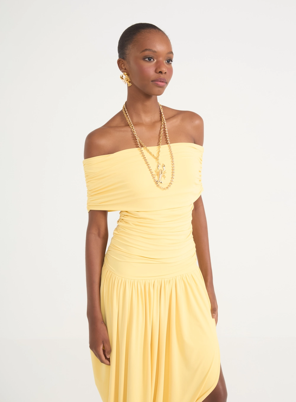 Vestido Ombro A Ombro Com Franzidos E Fenda Amarelo