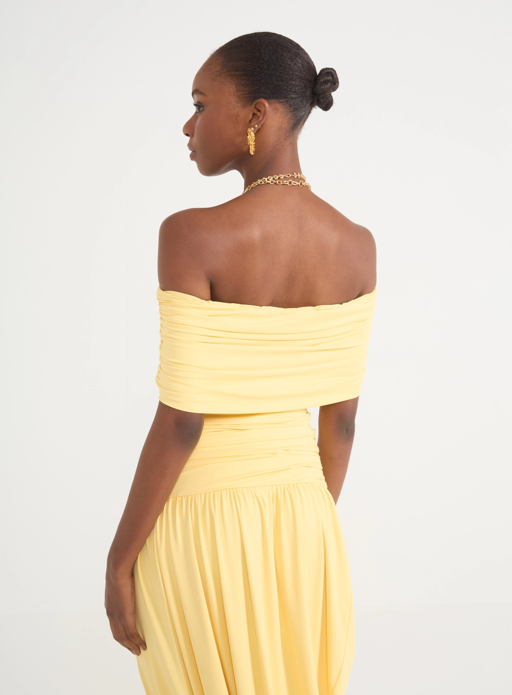 Vestido Ombro A Ombro Com Franzidos E Fenda Amarelo