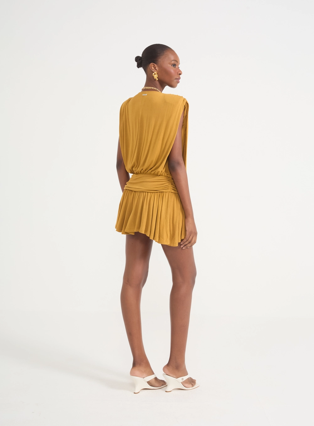 Vestido Feminino Curto Com Decote V E Ombreiras Amarelo
