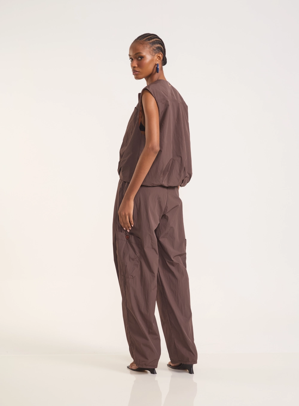 Calça Barril Nylon Com Bolsos Cargos - Joana Marrom