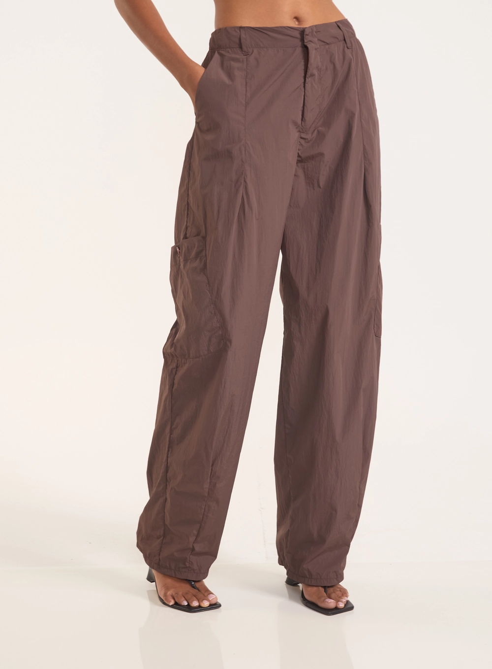 Calça Barril Nylon Com Bolsos Cargos - Joana Marrom