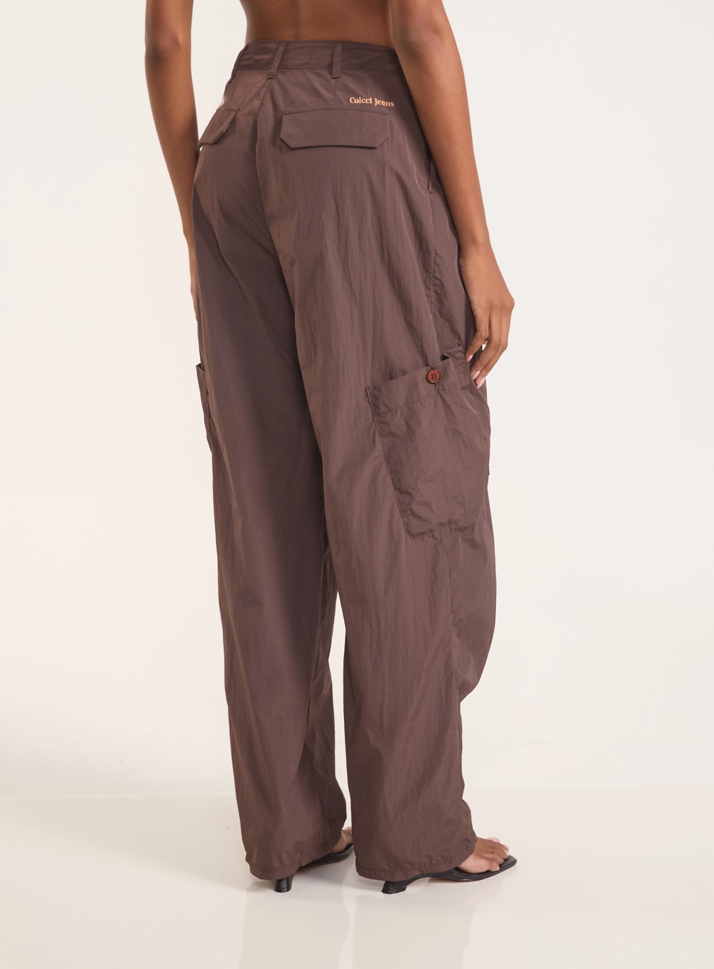 Calça Barril Nylon Com Bolsos Cargos - Joana Marrom