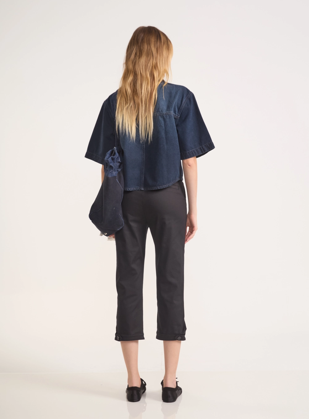 Calça Capri Com Botões E Bolsos Preto