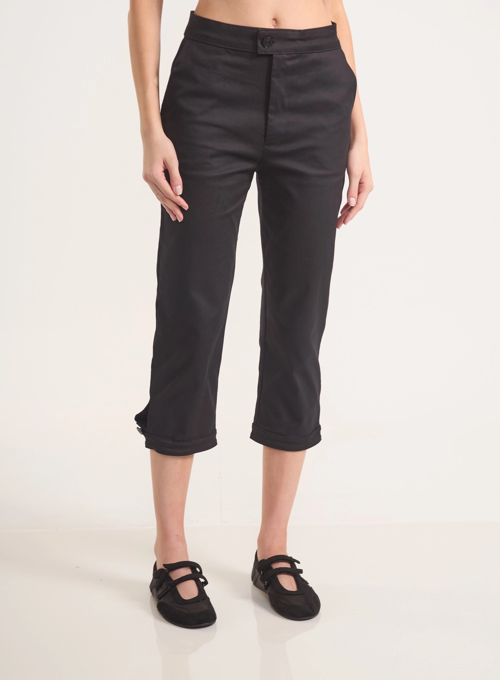 Calça Capri Com Botões E Bolsos Preto