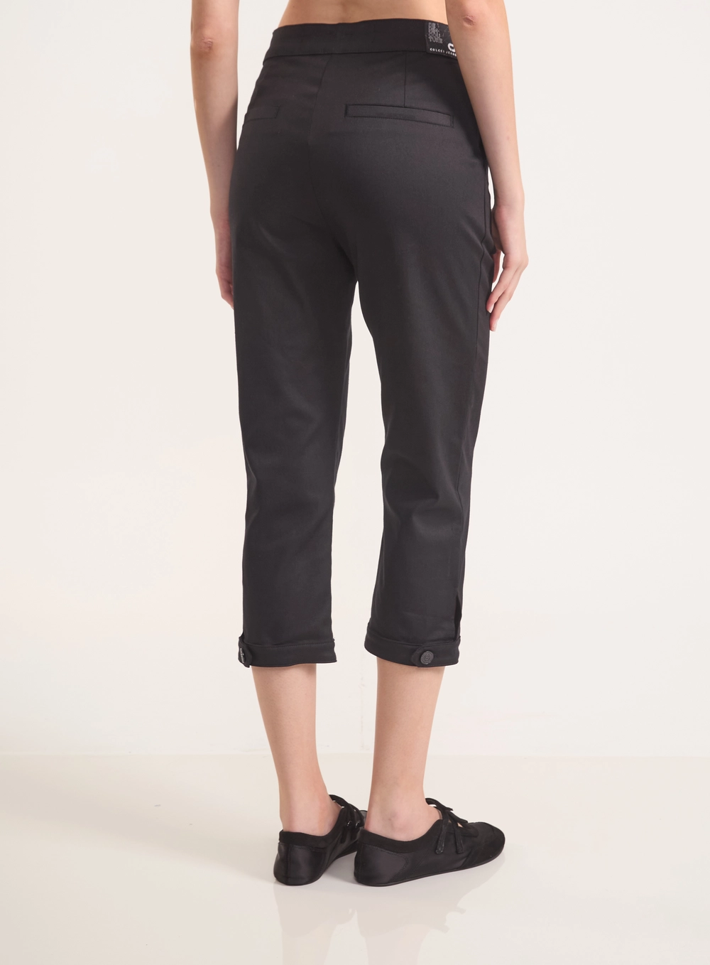 Calça Capri Com Botões E Bolsos Preto