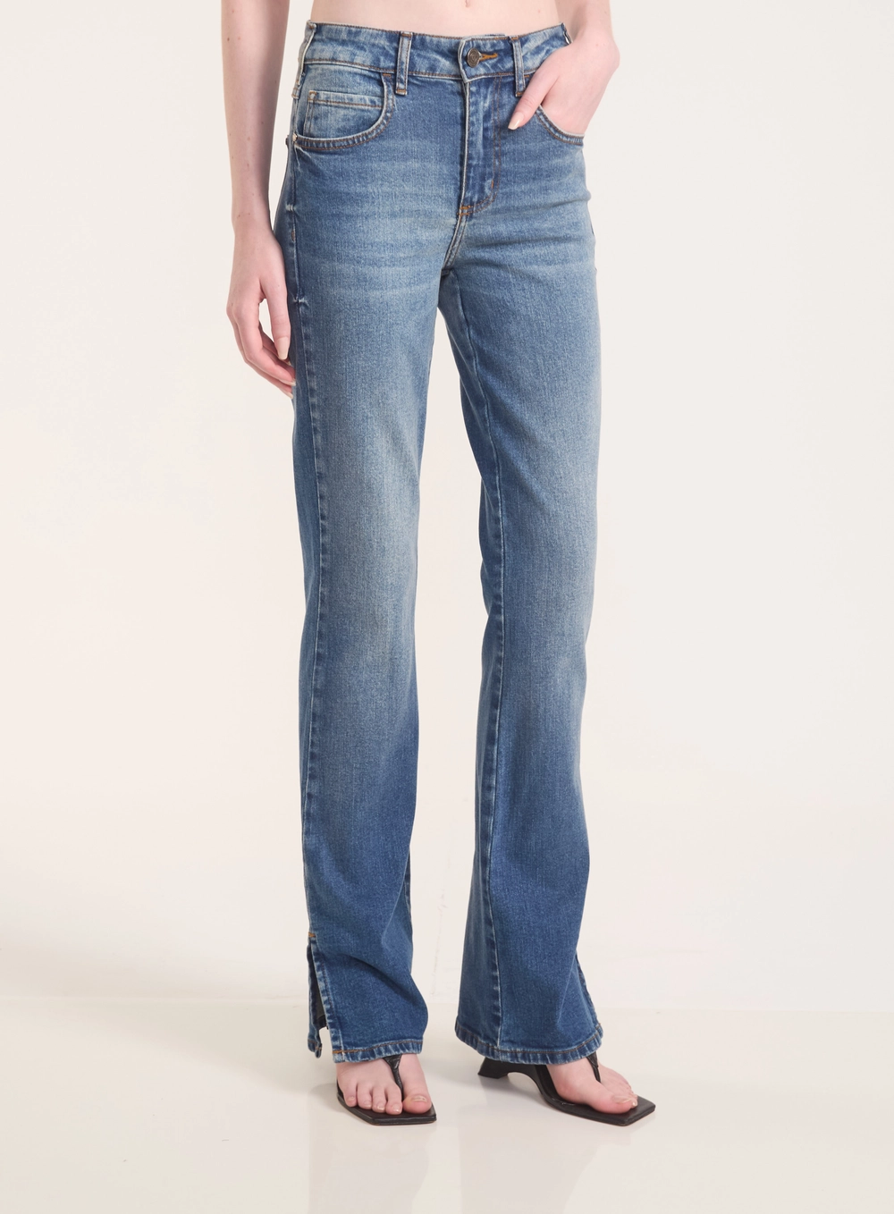 Calça Jeans Reta Nova York Com Fendas Laterais Índigo