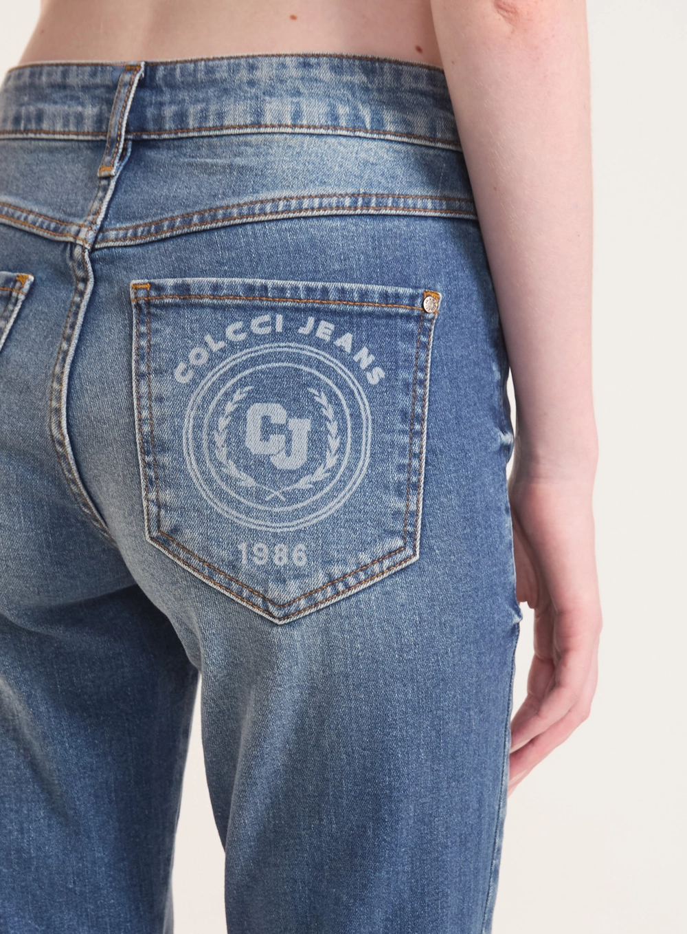 Calça Jeans Reta Nova York Com Fendas Laterais Índigo