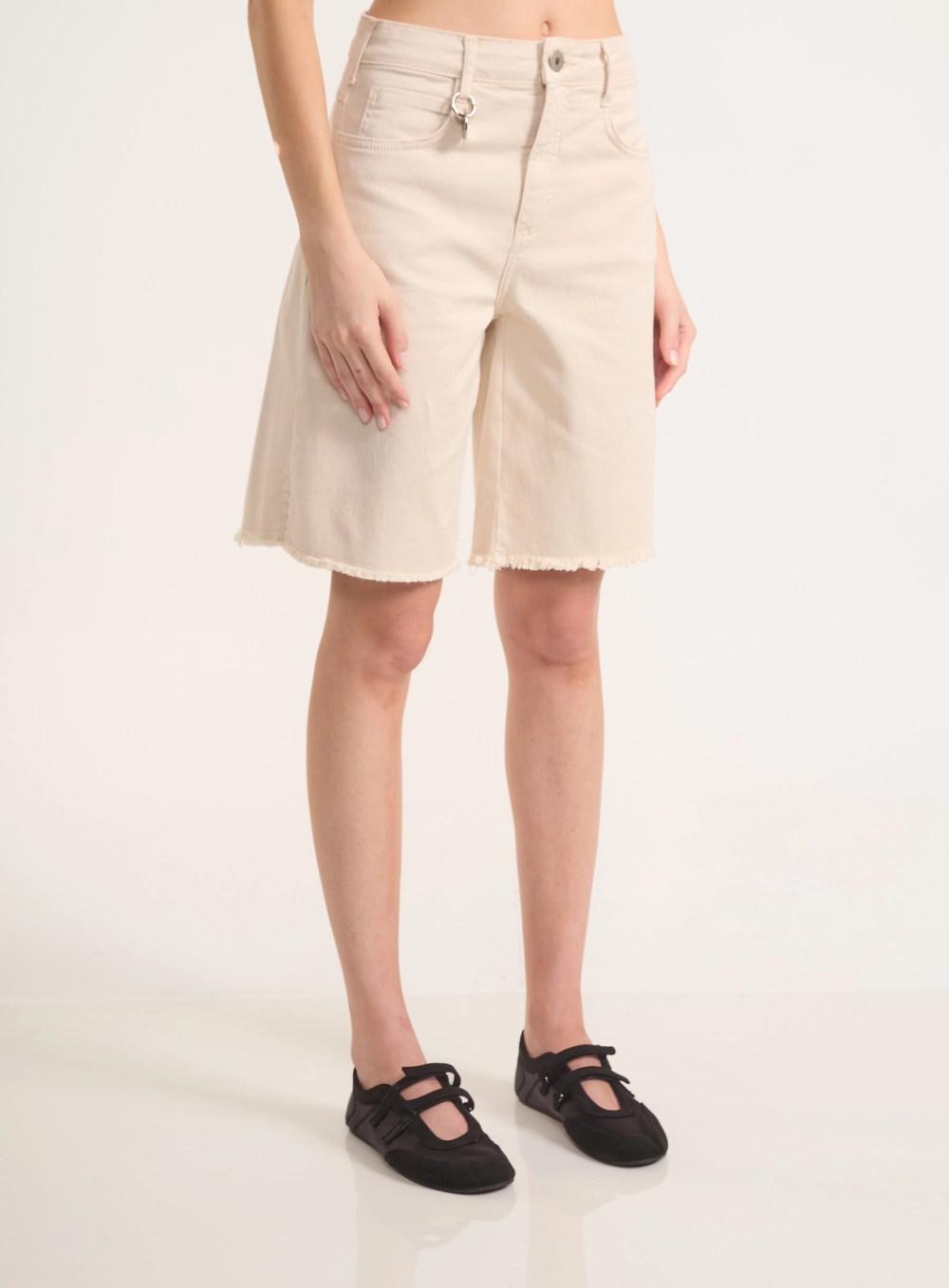 Bermuda Com Argola E Bolsos Cancun Stretch Bege